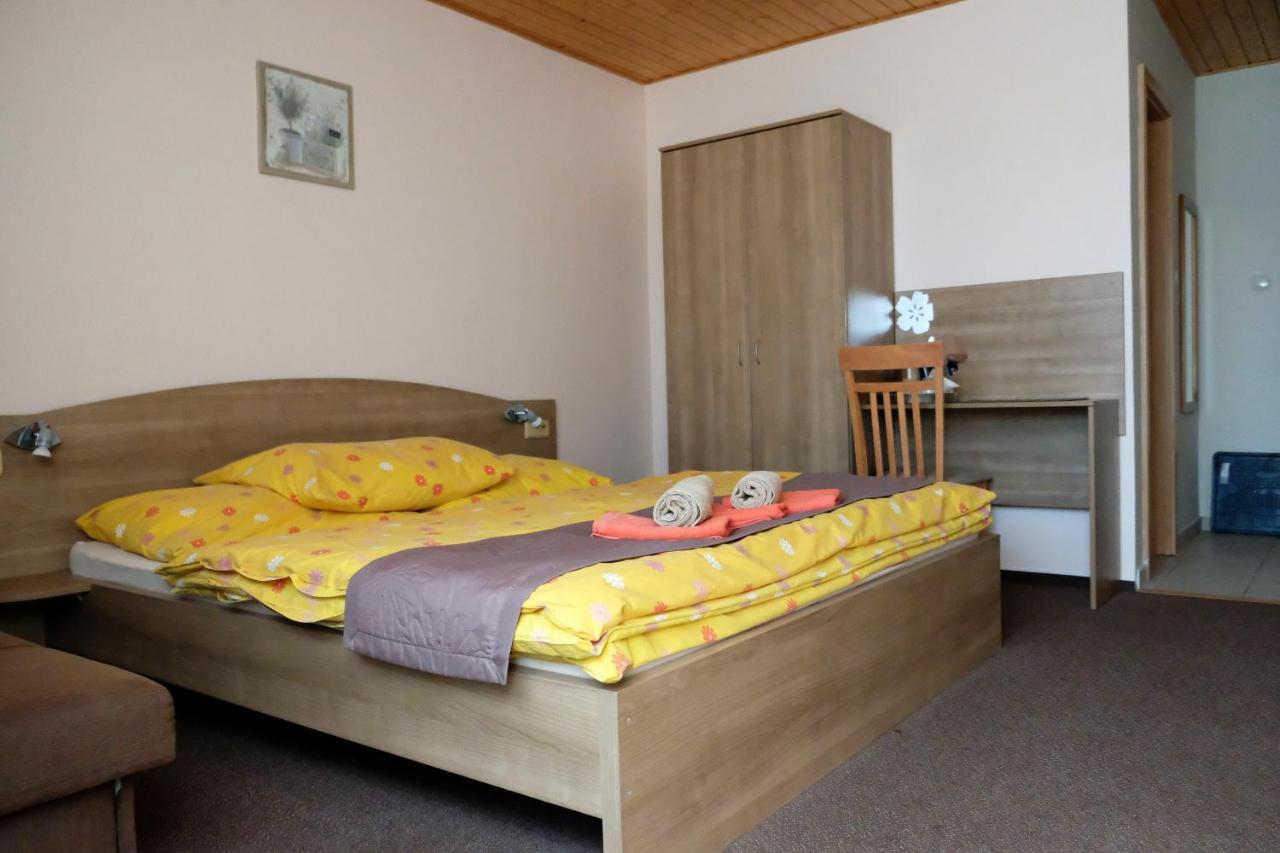 Guest House Fleurs Liptovský Mikuláš Exteriör bild