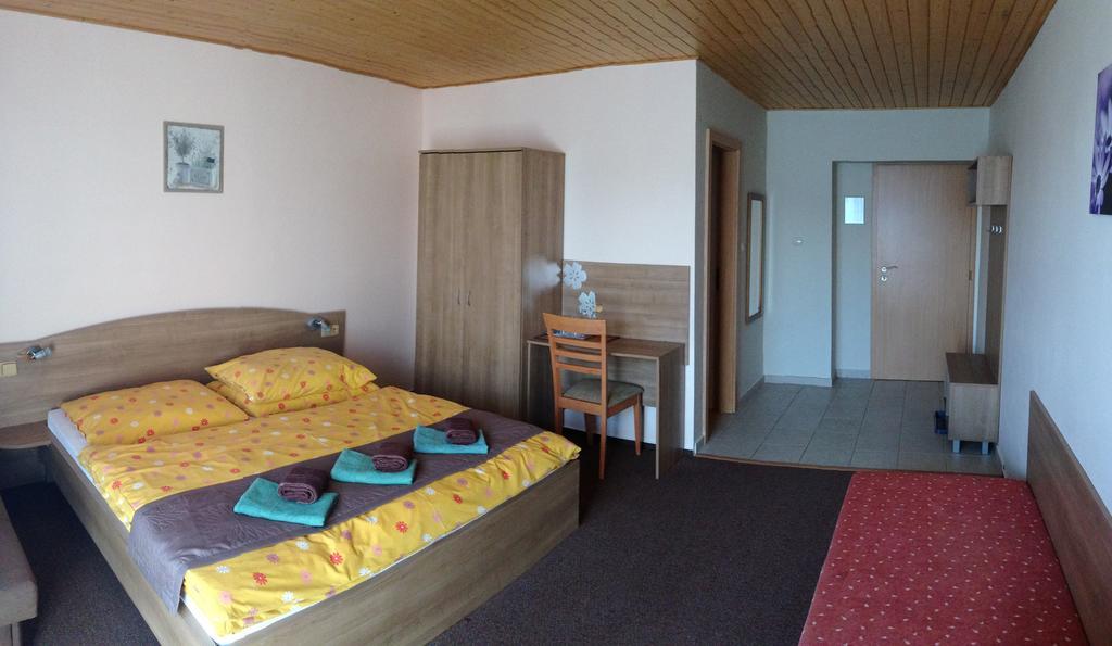 Guest House Fleurs Liptovský Mikuláš Exteriör bild